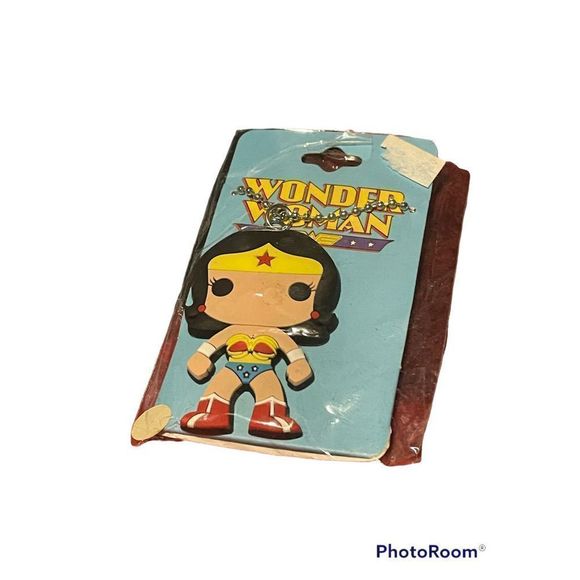 NWT WONDER WOMAN NECKLACE - Picture 1 of 2